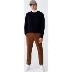 Dzianinowy sweter o wypukłej fakturze. Brązowe swetry klasyczne męskie Pull&Bear, m, z dzianiny. Za 99,90 zł.