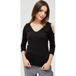 Bluzka typu cold arms. Czarne bluzki damskie Moodo, m, bez wzorów, z elastanu, z dekoltem w serek, bez rękawów. Za 29,99 zł.