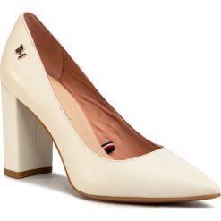 Półbuty TOMMY HILFIGER - Femininine Leather High Heel Pump FW0FW04870 Ivory YBI. Białe półbuty damskie TOMMY HILFIGER, bez wzorów, ze skóry, eleganckie, bez obcasa, na obcasie, bez zapięcia. Za 579,00 zł.