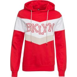Bluza z kapturem bonprix truskawkowo-beżowy. Czerwone bluzy damskie bonprix, z dzianiny, z kapturem. Za 74,99 zł.
