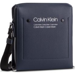 Saszetka CALVIN KLEIN - Bolt Mini Reporter K50K504373 067. Niebieskie torby męskie skórzane Calvin Klein, bez wzorów, ze skóry ekologicznej, młodzieżowe. W wyprzedaży za 239,00 zł.