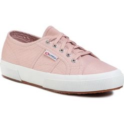 Tenisówki SUPERGA - 2750 Cotu Classic S000010 Pink Smoke XCW. Różowe półbuty damskie Superga, na co dzień, bez wzorów, z gumy, bez obcasa, na płaskiej podeszwie, bez zapięcia. Za 239,00 zł.