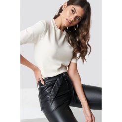 Luisa Lion x NA-KD Soft Knitted T-shirt - White. Białe t-shirty damskie marki Luisa Lion x NA-KD, bez wzorów, z materiału, z okrągłym kołnierzem. Za 121,95 zł.