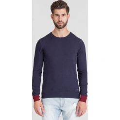 GRANATOWY SWETER TRUSSARDI JEANS. Niebieskie swetry męskie xl, z aplikacjami, z jeansu, z okrągłym kołnierzem. Za 169,50 zł.