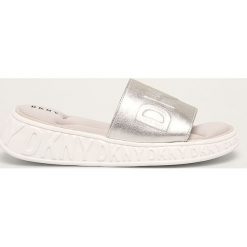 Dkny - Klapki skórzane. Białe klapki damskie DKNY, bez wzorów, ze skóry, bez obcasa, na obcasie. W wyprzedaży za 179,90 zł.