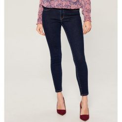 Jeansy skinny fit - Granatowy. Jeansy damskie Mohito. Za 69,99 zł.