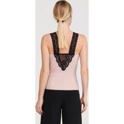 Dzianinowy top - Różowy. Różowe topy damskie Reserved, s, bez wzorów, z dzianiny, bez kołnierzyka. Za 59,99 zł.