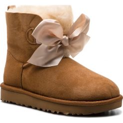 Buty UGG - W Gita Bow Mini 1098360 W/Che. Pomarańczowe kozaki damskie Ugg, ze skóry, bez obcasa, bez zapięcia. W wyprzedaży za 749,00 zł.
