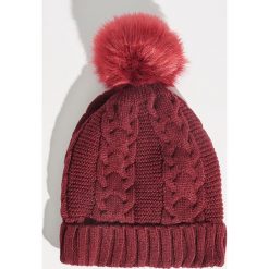 Czapka z puszystym pomponem - Bordowy. Czerwone czapki zimowe damskie marki Sinsay. Za 24,99 zł.