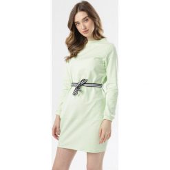 Limonkowa Sukienka Larainey. Sukienki damskie Born2be, s, bez wzorów, z dzianiny, bez kołnierzyka, bez rękawów. W wyprzedaży za 59,99 zł.