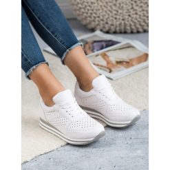 BUTY SPORTOWE Z EKO SKÓRY. Różowe buty sportowe damskie KYLIE, bez wzorów, ze skóry, bez zapięcia. Za 102,90 zł.