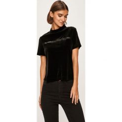 Calvin Klein Jeans - Bluzka. Czarne bluzki damskie Calvin Klein Jeans, s, z aplikacjami, z poliesteru, z golfem, z krótkim rękawem. W wyprzedaży za 299,90 zł.