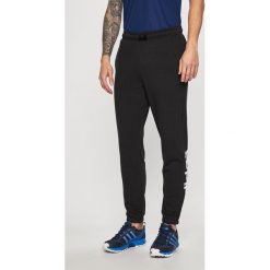 Adidas - Spodnie. Czarne spodnie męskie Adidas, na co dzień, s, z nadrukiem, z bawełny. W wyprzedaży za 139,90 zł.