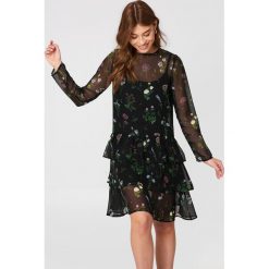 NA-KD Boho Sukienka z długim rękawem - Black,Multicolor. Czarne sukienki damskie marki NA-KD Boho, bez wzorów, z poliesteru, boho, z okrągłym kołnierzem, z długim rękawem, długie. W wyprzedaży za 48,58 zł.