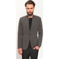 Marynarka męska taliowana z guzikiem. Szare marynarki męskie Top Secret, m, bez wzorów, z dzianiny, eleganckie. W wyprzedaży za 89,99 zł.