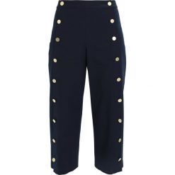 Club Monaco NESSAH Szorty aviator navy. Szare spodnie damskie marki Club Monaco, bez wzorów, z elastanu. W wyprzedaży za 675,95 zł.