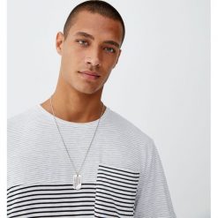 Koszulka z panelem w paski i kieszonką. Białe koszulki męskie Pull&Bear, m, w paski, bez kołnierzyka, z krótkim rękawem, krótkie. Za 59,90 zł.