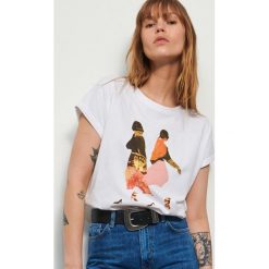 T-shirt z grafiką RE ART - Biały. Białe t-shirty damskie Reserved, s, bez wzorów, bez kołnierzyka. Za 39,99 zł.