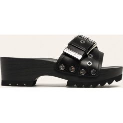 Calvin Klein Jeans - Klapki skórzane. Czarne klapki damskie Calvin Klein Jeans, bez wzorów, z jeansu, bez obcasa, na obcasie. Za 639,90 zł.