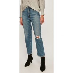 Guess Jeans - Jeansy Mom Jean. Niebieskie jeansy damskie Guess Jeans, z podwyższonym stanem. Za 519,90 zł.
