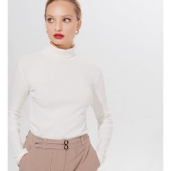 Bawełniana bluzka z golfem - Kremowy. Białe bluzki damskie Mohito, s, bez wzorów, z bawełny, z golfem, bez rękawów. Za 49,99 zł.