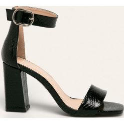 Public Desire - Sandały. Czarne sandały damskie Public Desire, bez wzorów, ze skóry ekologicznej, bez obcasa, na obcasie, na klamry. W wyprzedaży za 129,90 zł.
