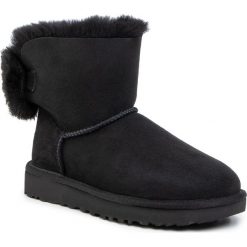 Buty UGG - W Mini Puff Crystal Bow 1103776 Blk. Czarne kozaki damskie Ugg, z wełny, bez zapięcia. Za 939,00 zł.