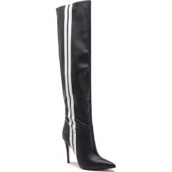 Muszkieterki GUESS - FLORE4 ELE11 BLACK/WHITE. Czarne kozaki damskie Guess, ze skóry ekologicznej, bez obcasa, na obcasie, bez zapięcia. W wyprzedaży za 489,00 zł.