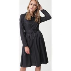 Czarna Sukienka Talladega. Czarne sukienki damskie Born2be, s, w paski, z tkaniny, klasyczne, długie, midi, koszulowe. Za 109,99 zł.