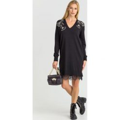 SUKIENKA Twinset. Czarne sukienki damskie Twinset, na co dzień, s, w koronkowe wzory, z koronki, bez kołnierzyka, bez rękawów, mini, proste. Za 664,50 zł.