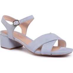 Sandały CLARKS - Sheer35 Strap 261484074 Sky Blue Suede. Niebieskie klapki damskie Clarks, bez wzorów, ze skóry, bez obcasa, na obcasie. W wyprzedaży za 359,00 zł.