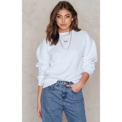 Bluzy rozpinane damskie: Vanessa Moe x NA-KD Bluza z okrągłym dekoltem crew neck - White