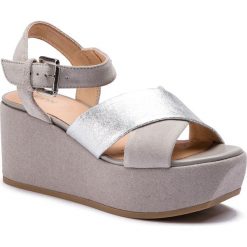 Sandały GEOX - D Zerfie B D92CEB 0VI22 C0898 Sliver/Lt Grey. Szare klapki damskie Geox, bez wzorów, z zamszu, bez obcasa, na obcasie. W wyprzedaży za 269,00 zł.