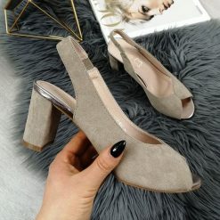Sandały damskie na słupku zamszowe taupe eVento - taupe. Sandały damskie eVento, bez wzorów, z zamszu, bez obcasa, na słupku, bez zapięcia. Za 55,00 zł.