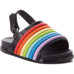 Sandały MELISSA - Mini Melissa Beach Slide Sanda 32486 Black/Colorfull 53330. Czarne sandały dziewczęce Melissa, z tworzywa sztucznego, bez zapięcia. W wyprzedaży za 169,00 zł.