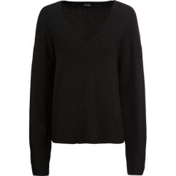 Sweter oversize bonprix czarny. Czarne swetry damskie bonprix, bez wzorów, bez rękawów, bez kaptura. Za 79,99 zł.