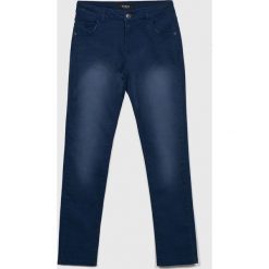Guess Jeans - Spodnie dziecięce 125-175 cm. Niebieskie spodnie chłopięce Guess Jeans, z aplikacjami, z bawełny. W wyprzedaży za 89,90 zł.