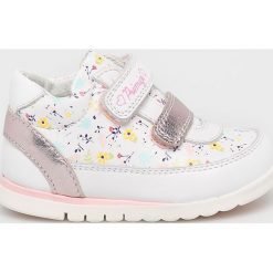 Primigi - Buty dziecięce. Białe trampki chłopięce Primigi, bez wzorów, ze skóry, sportowe, z okrągłym noskiem, bez zapięcia. W wyprzedaży za 149,90 zł.