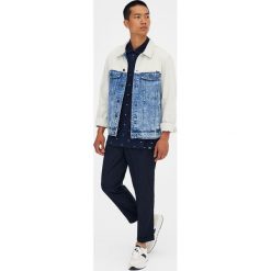 Granatowa koszulka polo z drobnym nadrukiem. Zielone koszulki polo męskie marki Pull&Bear, m, z nadrukiem, z krótkim rękawem. Za 59,90 zł.