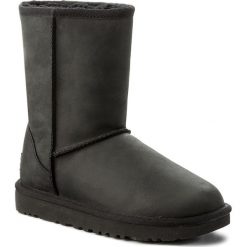 Buty UGG - Classic Short Leather 1016559 W/Blk. Czarne kozaki damskie Ugg, z wełny, bez obcasa, bez zapięcia. Za 989,00 zł.