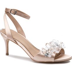 Sandały GUESS - Noelia FL6NOE SAT03 NUDE. Brązowe klapki damskie Guess, z aplikacjami, ze skóry ekologicznej, bez obcasa, na obcasie. W wyprzedaży za 539,00 zł.