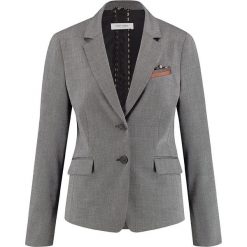 Blezer w kolorze czarno-białym. Czarne bolerka i narzutki damskie Gerry Weber, bez wzorów, bez rękawów. W wyprzedaży za 269,95 zł.