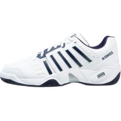 KSWISS ACCOMPLISH III Obuwie multicourt white/navy. Białe buty sportowe męskie K-SWISS, ze skóry, bez zapięcia, outdoorowe. Za 459,00 zł.