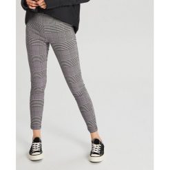 Spodnie chino z wysoką talią - Jasny szary. Spodnie damskie Cropp. Za 89,99 zł.