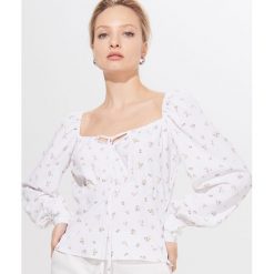 Bluzka z bufiastymi rękawami - Biały. Białe bluzki damskie Mohito, xl, bez wzorów, bez kołnierzyka, bez rękawów. Za 69,99 zł.
