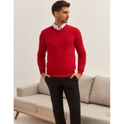SWETER GŁADKI. Czerwone swetry klasyczne męskie marki Top Secret, na lato, xxl, z dzianiny, klasyczne, z dekoltem w serek. Za 79,99 zł.