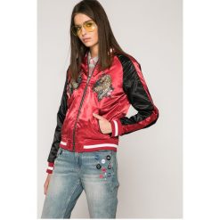 Guess Jeans - Kurtka bomber. Czarne kurtki damskie marki Guess Jeans, s, z aplikacjami, z bawełny. W wyprzedaży za 649,90 zł.