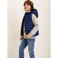 Mango Kids - Bezrękawnik dziecięcy America 110-164 cm. Niebieskie kurtki chłopięce Mango Kids, bez wzorów, z poliesteru, bez kaptura. W wyprzedaży za 59,90 zł.