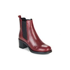 Botki Betty London LOUE. Czerwone botki damskie Betty London, bez obcasa, bez zapięcia. Za 386,10 zł.