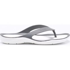 Crocs - Japonki. Szare klapki damskie Crocs, bez wzorów, z gumy, bez obcasa, na obcasie. W wyprzedaży za 109,90 zł.